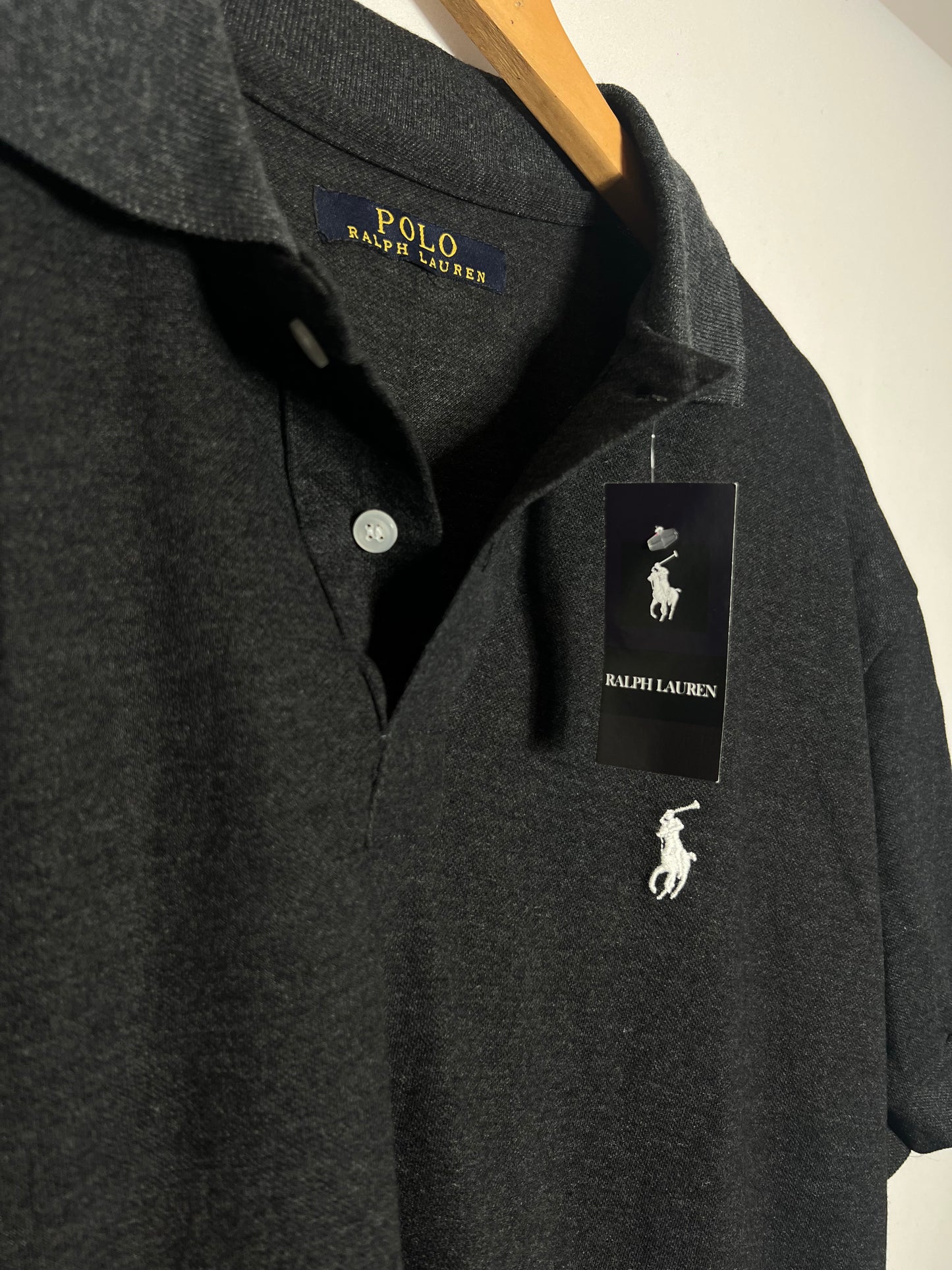 Remera Polo color gris y negro