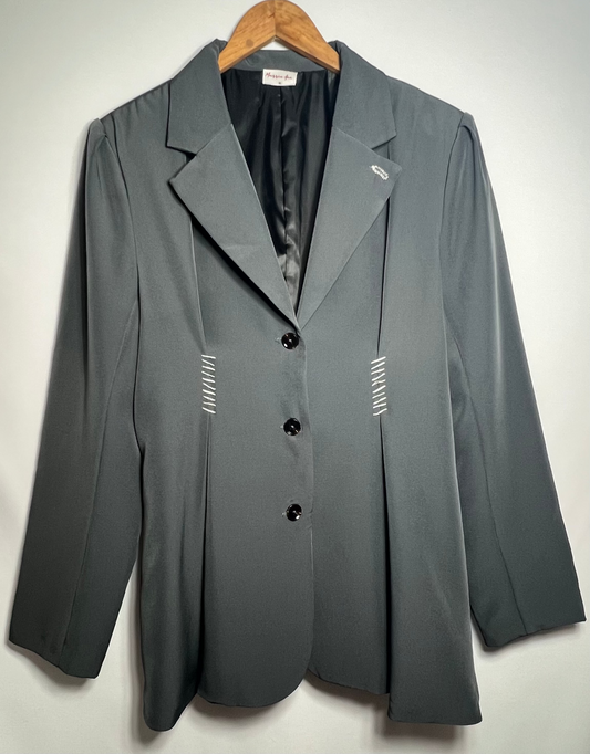 Gabardina con hombreras y detalle en blanco.